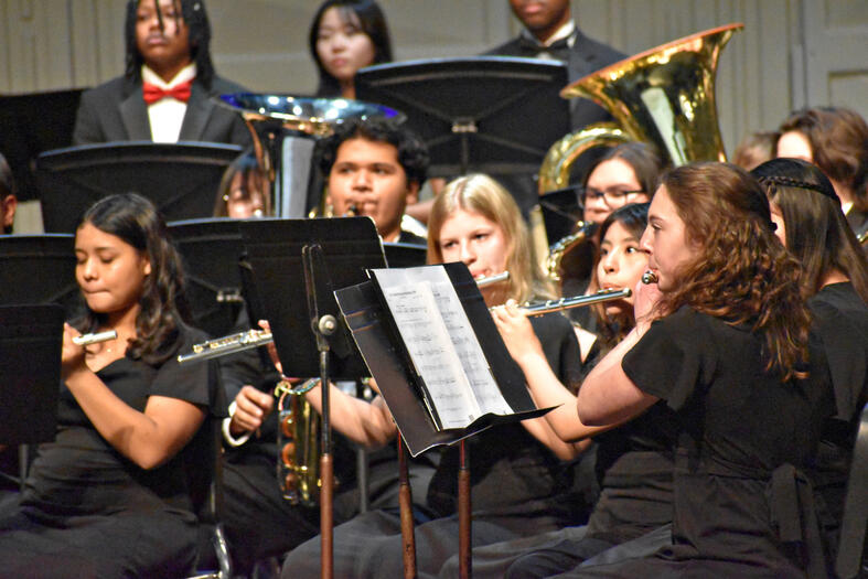 The flautists work in unison to play the chorus.